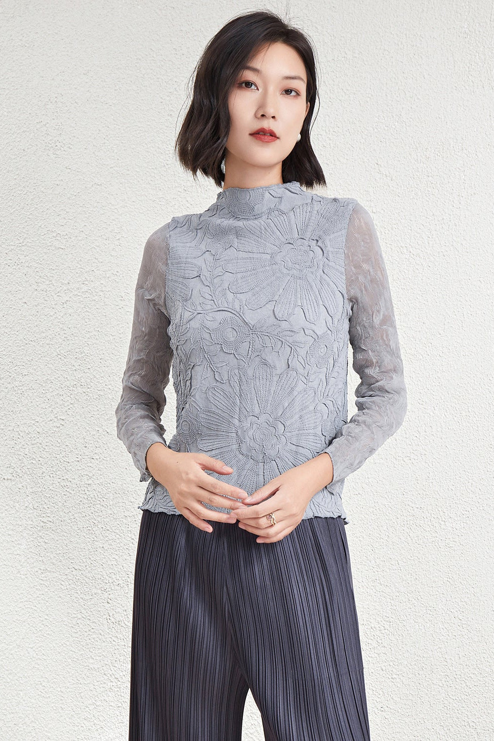 Pleated Chiffon Half-Turtleneck Top with Lace Detail – Elegant Women’s Blouse