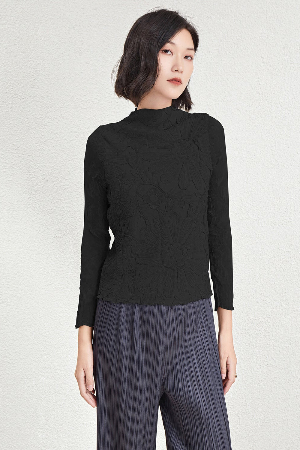 Pleated Chiffon Half-Turtleneck Top with Lace Detail – Elegant Women’s Blouse
