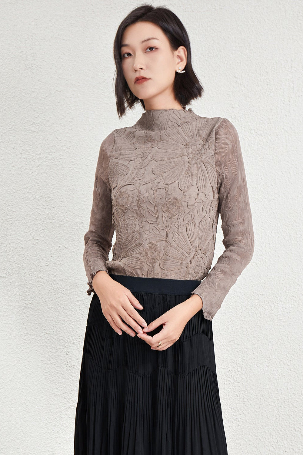 Pleated Chiffon Half-Turtleneck Top with Lace Detail – Elegant Women’s Blouse