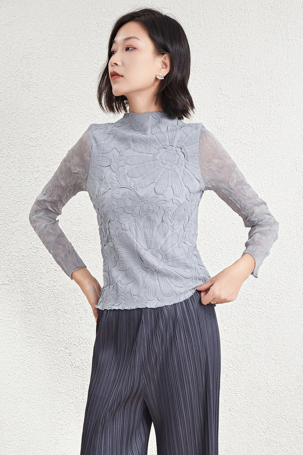Pleated Chiffon Half-Turtleneck Top with Lace Detail – Elegant Women’s Blouse