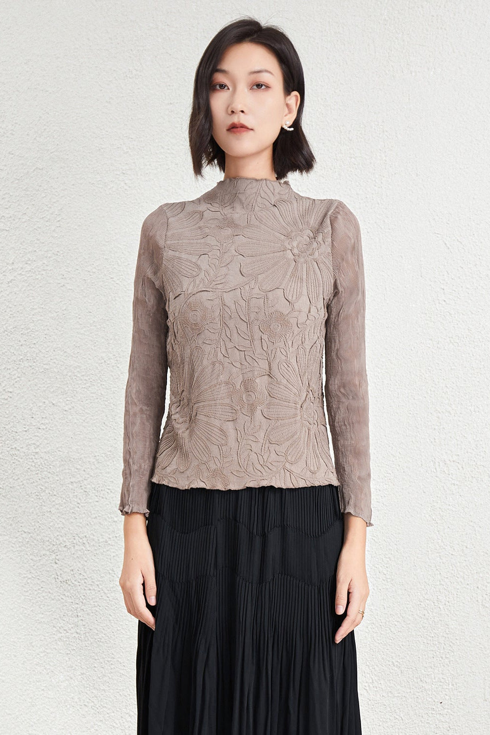 Pleated Chiffon Half-Turtleneck Top with Lace Detail – Elegant Women’s Blouse